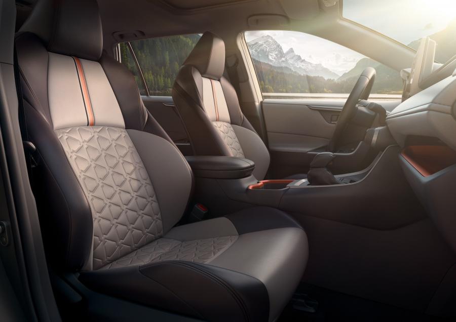Интерьер Toyota RAV4 Adventure 2018 года  (NA) (фото 156 из 196)